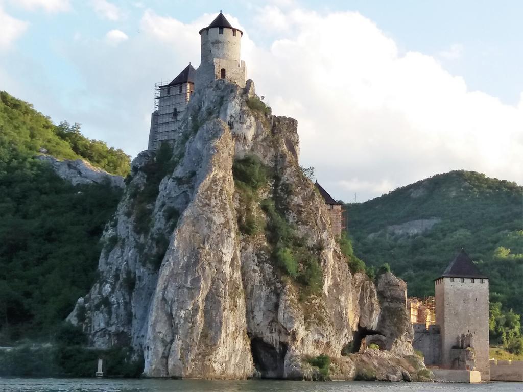 Апартаменты Zlatna Ribica Голубац Экстерьер фото